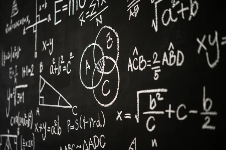 pizarra-matematicas-bachillerato-EVAU-ESO-primaria