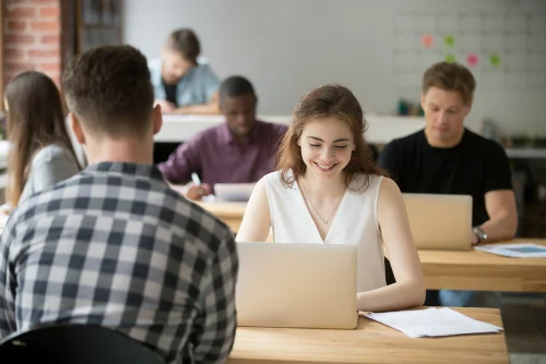 chica-academia-universitaria-clases-particulares-grupales